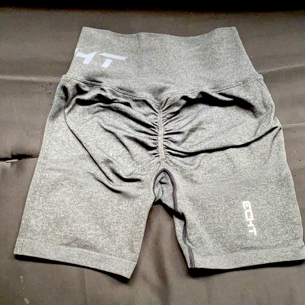 Echt Arise Scrunch shorts in color black mar